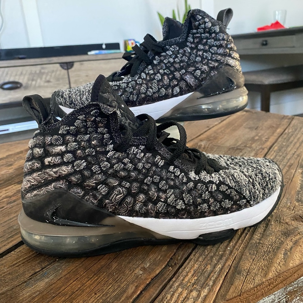 Nike LeBron 17 Shoes in Black/White